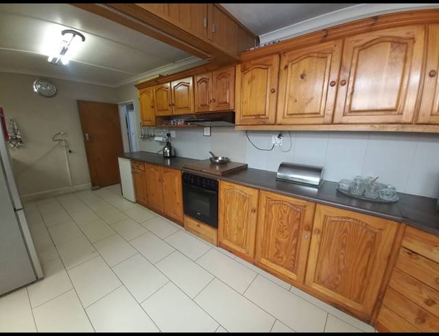 4 BEDROOM HOUSE FOR SALE IN STRANDFONTEIN